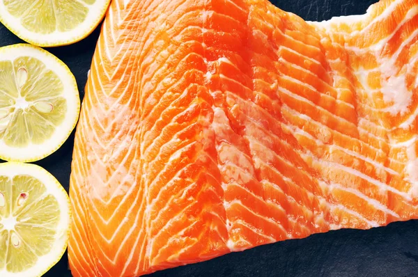 Drei Zitronenscheiben mit Lachs — Stockfoto