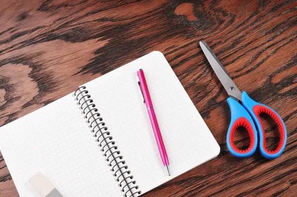 Öğrenci yarıyıl not defteri makas ile kesme