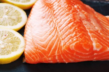 Somon fileto ve limon dilimleri 