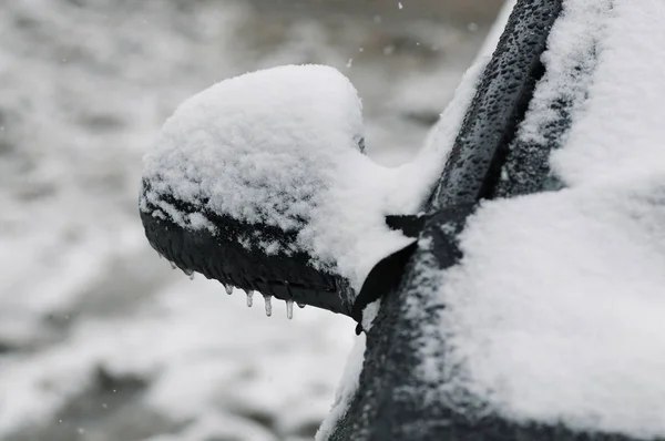 Schwarzer Außenspiegel Des Autos Mit Schnee Bedeckt — Stockfoto