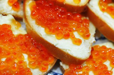 Kırmızı havyar, tereyağı ve beyaz ekmek ile sandviç