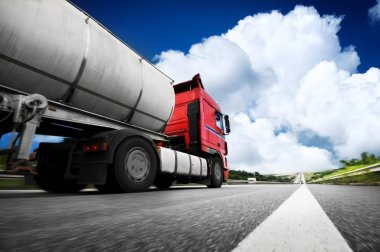 Büyük metal yakıt tanker kamyon yakıt mavi gökyüzü karşı hareket nakliye