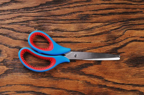 Tijeras Metálicas Azules Sobre Mesa Madera Marrón Oscuro — Foto de Stock