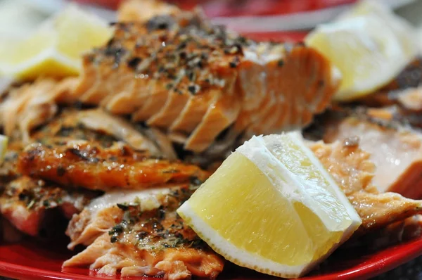 Gegrillter Fisch Mit Gelben Zitronenscheiben Auf Dem Roten Teller — Stockfoto