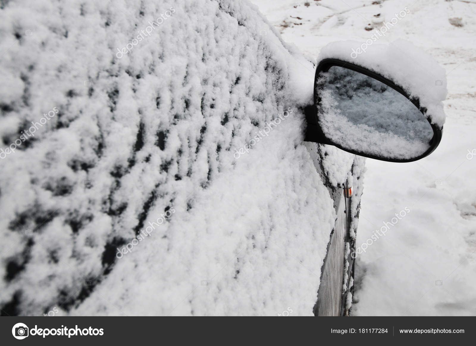 Mit Schnee Bedeckter Kfz-Spiegel Aus Schmelzenden Schneeflocken Stockbild -  Bild von abgedeckt, schneefälle: 237151117
