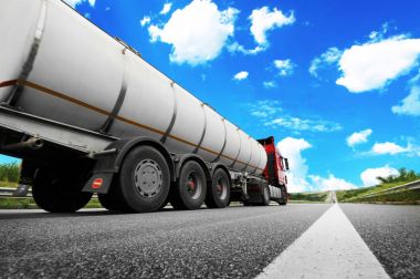 Büyük metal yakıt tanker kamyon yakıt karşı mavi gökyüzü nakliye