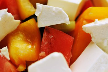 Beyaz peynir dilimleri ile doğranmış kırmızı ve sarı tatlı biber Close-Up 