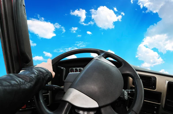 Sürücüleri Ile Kamyon Aracınıza Direksiyon Bulutlu Gökyüzü Karşı — Stok fotoğraf