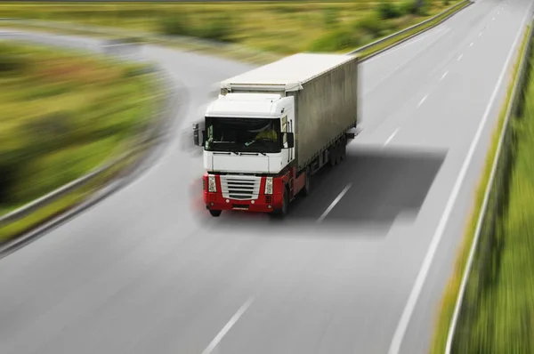 Camion Blanc Rouge Conduisant Rapidement Avec Remorque Grise Sur Route — Photo