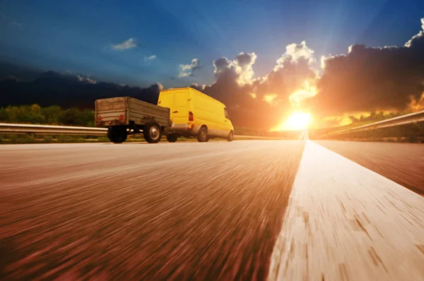 Yellow Van Grey Trailer Countryside Road Sky Sunset — Stock Photo, Image