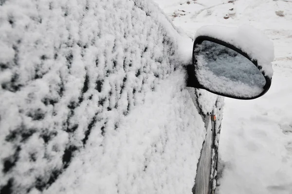 Czarny Samochód Stronie Lustro Pokryte Śniegiem — Zdjęcie stockowe