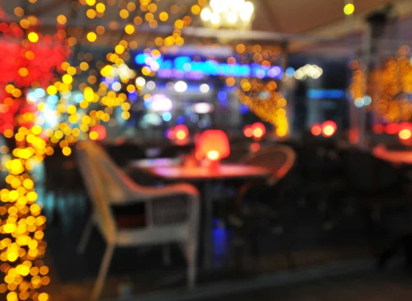 Interno Sfocato Caffè Vuoto Con Piccole Luci Gialle Lampade Rosse — Foto Stock