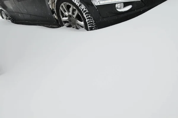 Teilweise Geparktes Schwarzes Auto Mit Winterreifen Schnee — Stockfoto