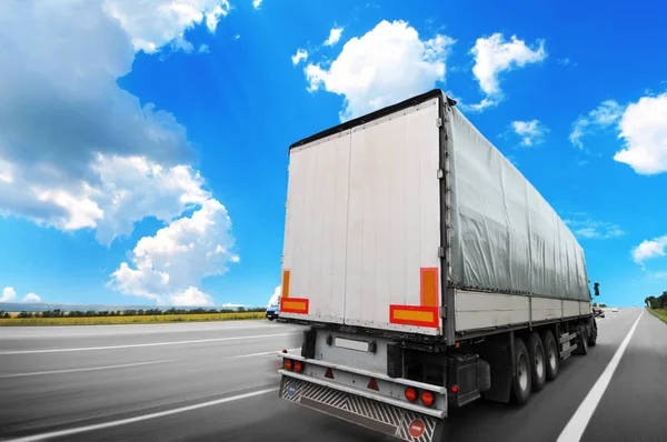 Velké Semi Truck Bílým Trailer Jízdy Rychle Venkovské Cestě Proti — Stock fotografie