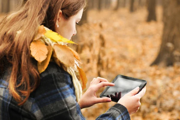 Menina Bonita Usando Pequeno Tablet Preto Floresta Outono Com Folhas — Fotografia de Stock