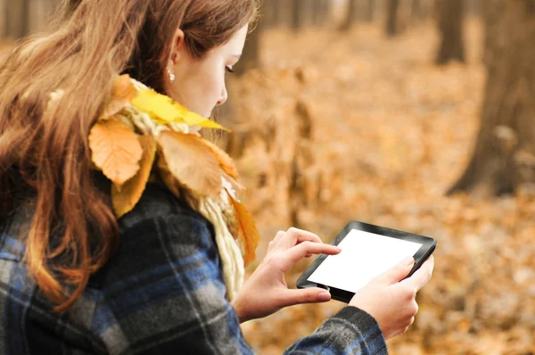 Menina Bonita Usando Pequeno Tablet Preto Com Tela Branca Floresta — Fotografia de Stock