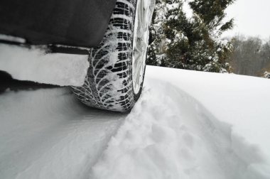 Siyah araba lastik kar kış ormandaki bir iz ile