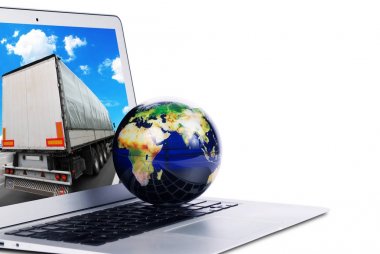 Ekranda beyaz arka plan üzerinde izole kamyon ile gümüş laptop dünya Küre