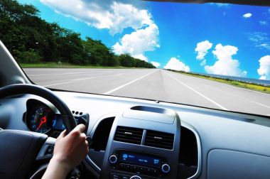 Sürücüleri ile araba Aracınıza el boş asfalt yol ve mavi gökyüzü bulutlu karşı siyah direksiyonda