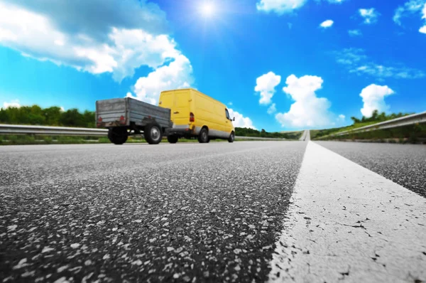 Μεγάλο Κίτρινο Φορτηγό Ένα Μικρό Γκρι Trailer Στο Δρόμο Εξοχή — Φωτογραφία Αρχείου