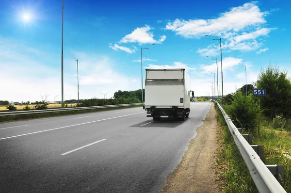 田舎道雲と太陽と青い空を背景に白い箱をトラック — ストック写真
