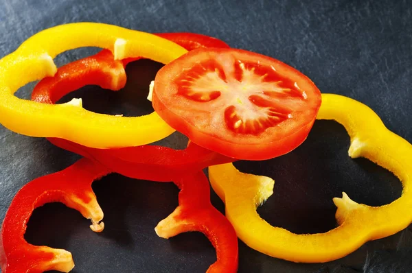 Zbliżenie Czerwony Świeżych Pomidorów Plasterek Czerwony Żółty Słodki Pieprz Pierścienie — Zdjęcie stockowe