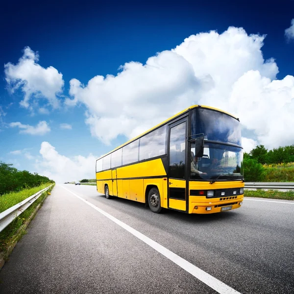Conduzindo Ônibus Amarelo Para Fora Cidade Tráfego Movimento Borrão — Fotografia de Stock