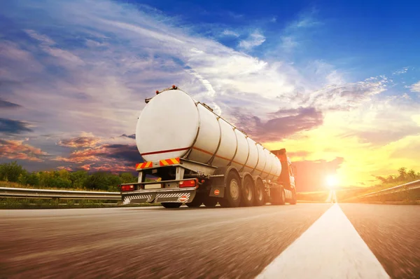 Vista Trasera Del Camión Cisterna Combustible Metal Grande Movimiento Transporte —  Fotos de Stock