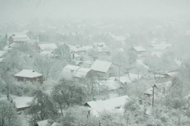 Kış city evleri ve beyaz kar kar yağışı ile kaplı ağaçlar ile