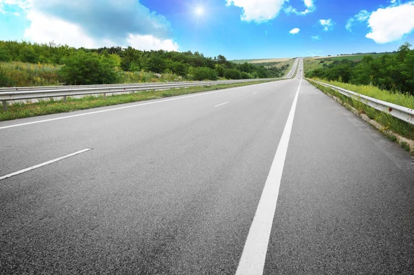 Mavi Gökyüzü Beyaz Bulutlar Ile Karşı Bir Boş Kırsal Yol — Stok fotoğraf