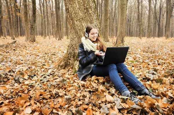 Krásná Mladá Dívka Mikrofonem Pracuje Notebook Černá Parku Spadané Listí — Stock fotografie