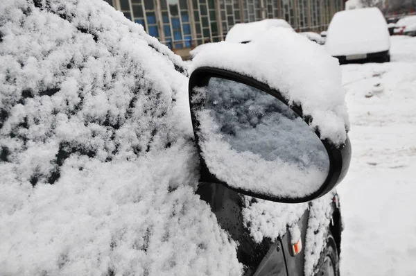 Zwarte Auto Side Mirror Bedekt Met Witte Sneeuw Parkeerplaats — Stockfoto