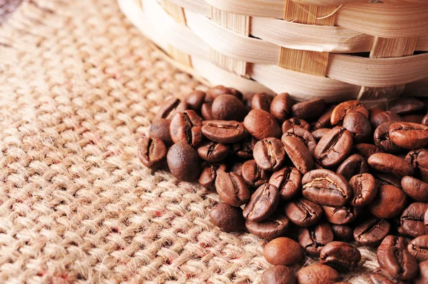 Close Brown Coffee Beans Wicker Basket Beige Burlap — Stock Photo, Image