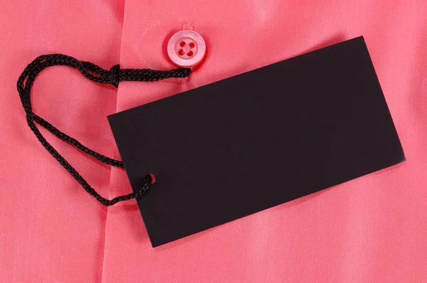 Κοντινό Πλάνο Του Ροζ Πουκάμισο Στρογγυλό Κουμπί Και Μαύρη Ετικέτα — Φωτογραφία Αρχείου
