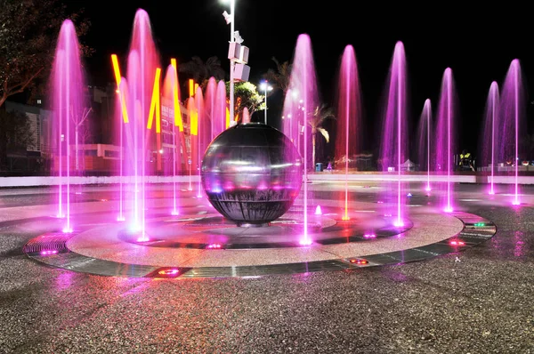 Bunt Beleuchteter Brunnen Mit Einer Metallkugel Der Mitte — Stockfoto