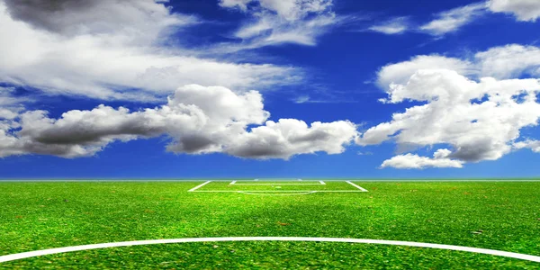 青い空を背景にサッカー場 — ストック写真