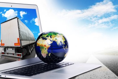 Ekranda beyaz arka plan üzerinde izole kamyon ile gümüş laptop dünya Küre