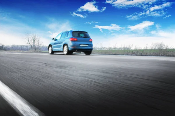 Blauwe Crossover Auto Rijden Snel Het Platteland Asfaltweg Tegen Blauwe — Stockfoto