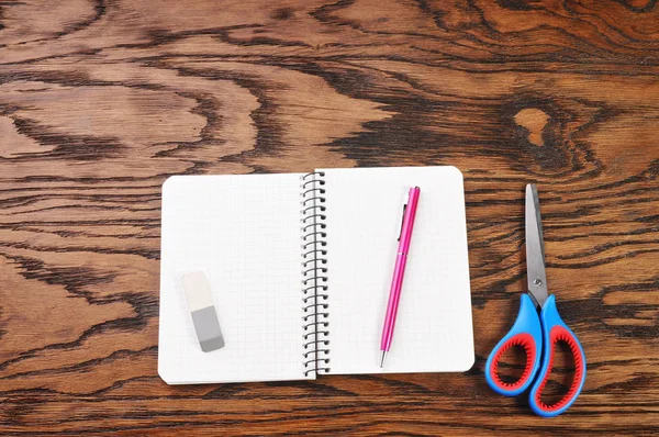 Notebook Branco Aberto Com Uma Borracha Caneta Rosa Tesoura Azul — Fotografia de Stock