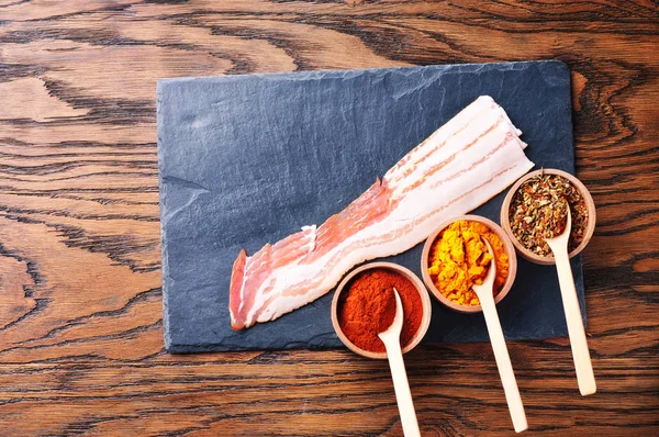 Tranches Bacon Cru Bols Bois Avec Épices Sèches Cuillères Sur — Photo