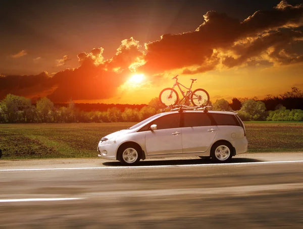 Familienauto Mit Dem Fahrrad Auf Der Autobahn — Stockfoto