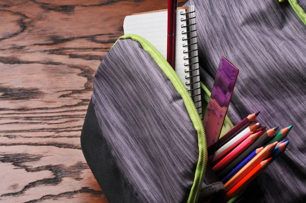 Gros Plan Sac Dos Scolaire Gris Complet Avec Crayons Couleur — Photo