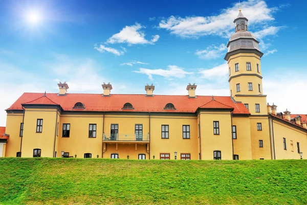 Antiguo Castillo Nesvizh Con Torre Colina Con Hierba Verde Contra — Foto de Stock