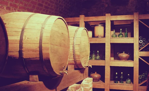 Oude Wijnkelder Met Houten Vaten Groene Flessen — Stockfoto