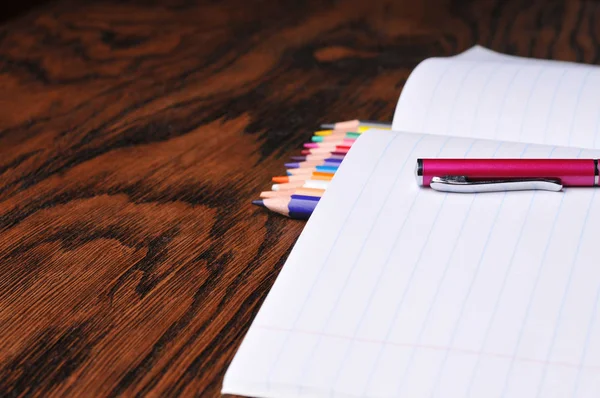 Copybook Scuola Aperta Con Penna Rosa Matite Colore Sul Tavolo — Foto Stock