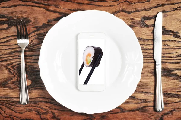 Smartphone Con Rollo Sushi Pantalla Placa Con Cuchillo Plateado Tenedor —  Fotos de Stock