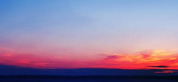 Δείτε Κόκκινο Ηλιοβασίλεμα Στο Συννεφιασμένο Ουρανό Φόντο — Φωτογραφία Αρχείου