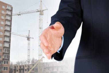 Siyah takım elbise ile arka plan üzerinde Vinçler için karşılıklı yardım eder bir işadamı closeup