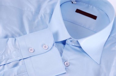 Işık düğmeleri ve siyah emty marka etiketi olan mavi bir gömlek Close-Up