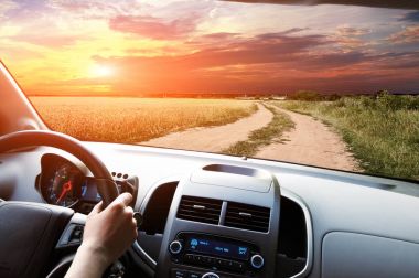 Sürücüleri ile araba Aracınıza el mavi gökyüzü bulutlu karşı siyah direksiyonda